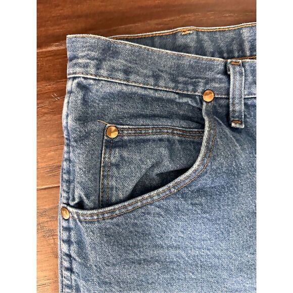 NEW Wrangler Relaxed Jeans - Picture 5 of 9